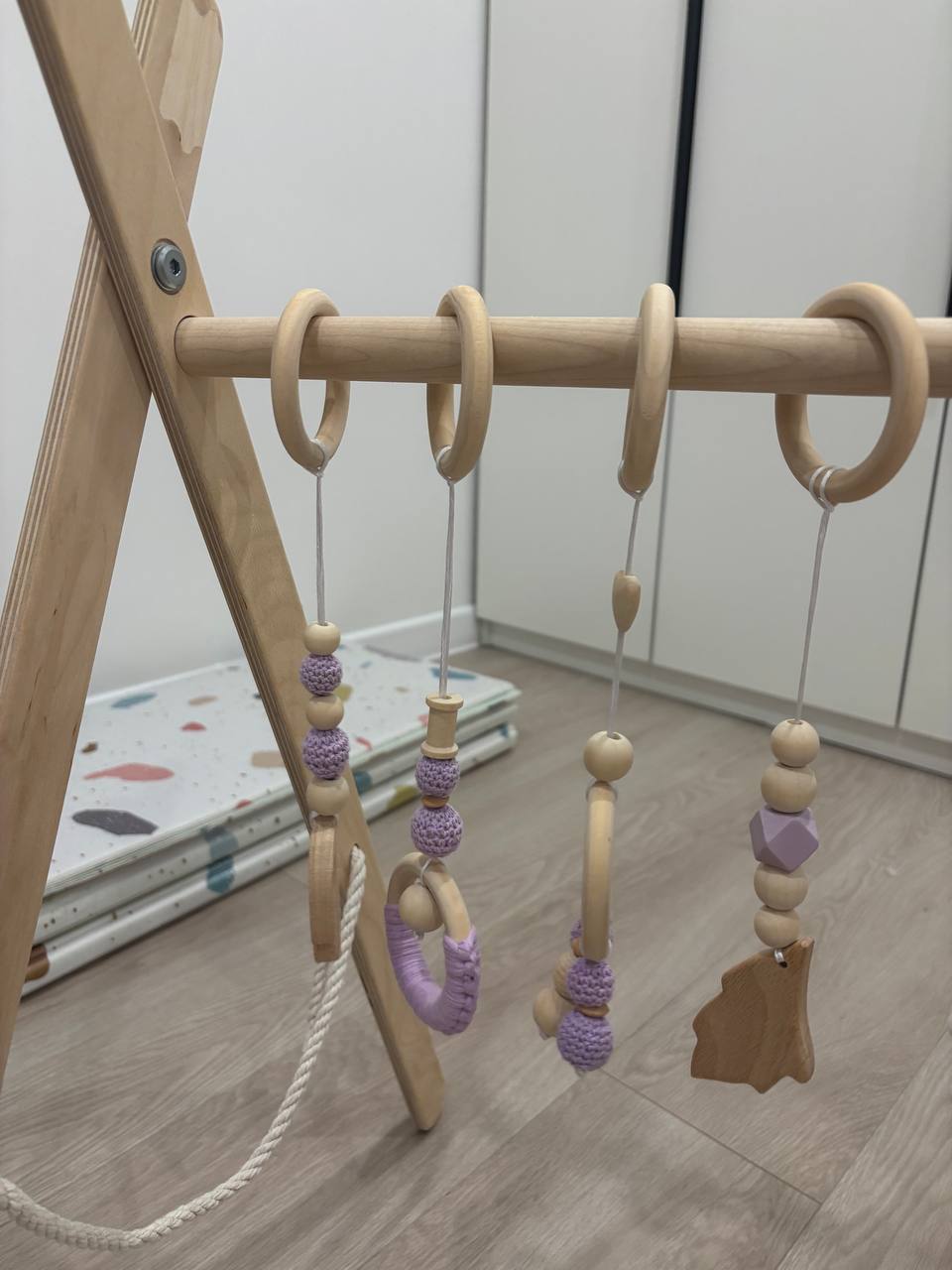 Деревянная стойка Монтессори с подвесами - Товары для детей в Пенза - фото 2