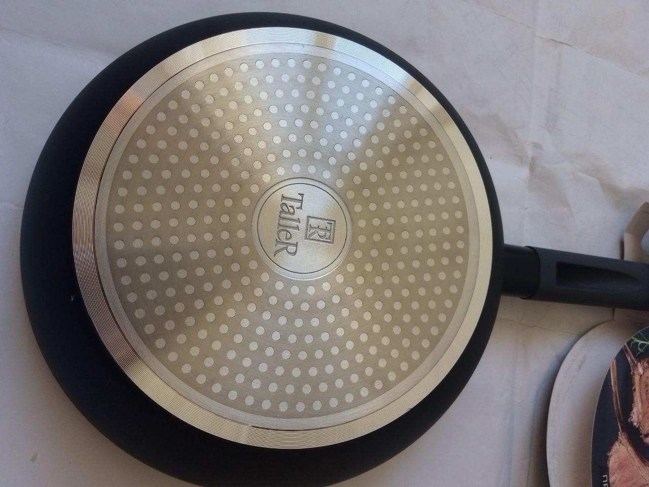 Новая глубокая сковорода диаметром 28 см - Для дома и дачи в Москва