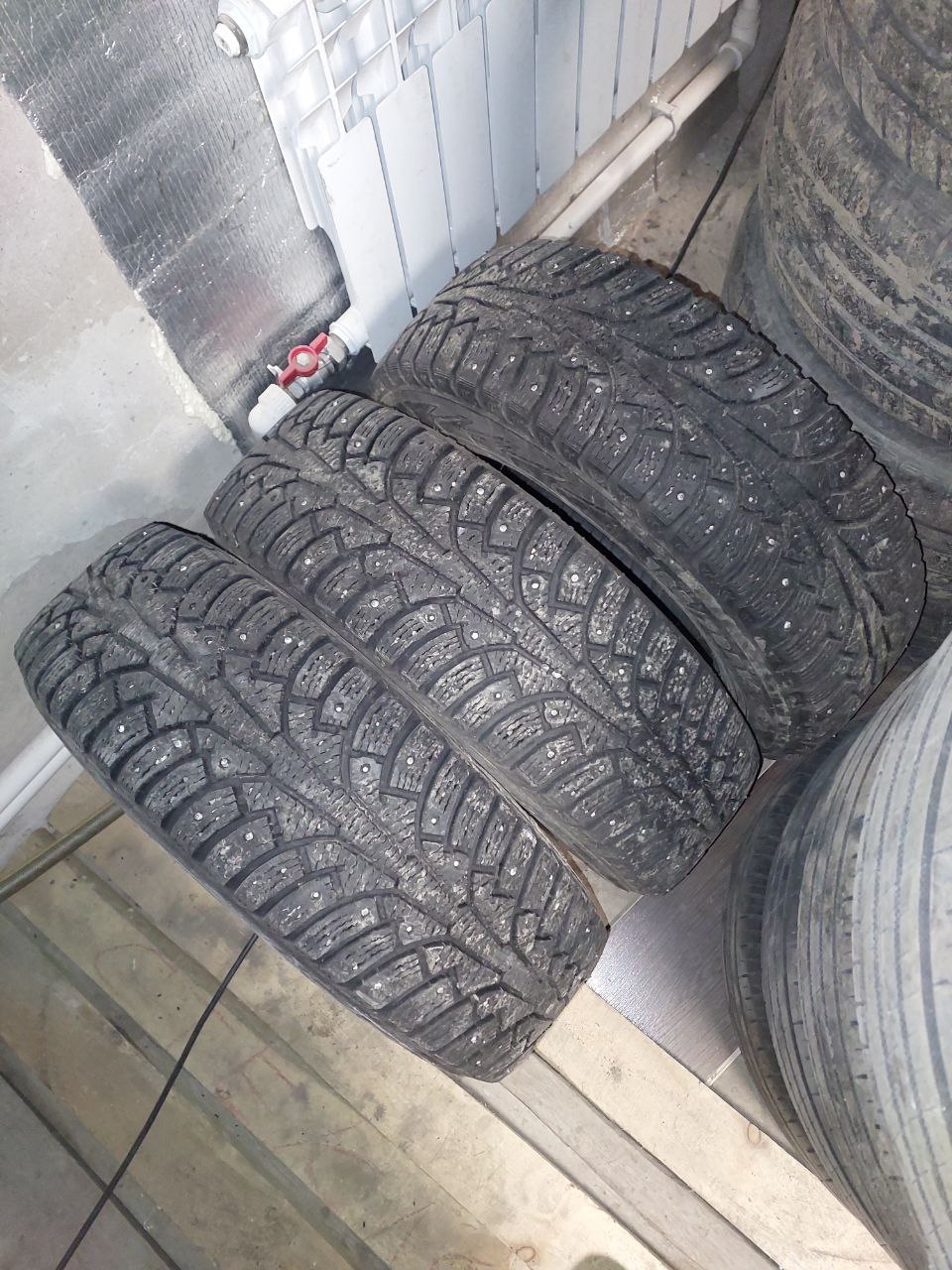 Продам три баллона Нокиан Хакапелита 5 - Авто в Минусинск