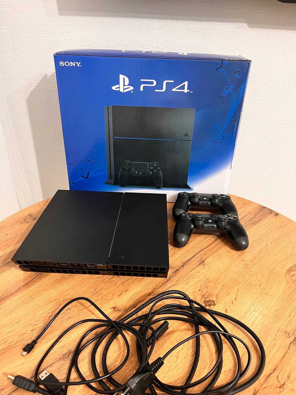 Продам Sony PlayStation 4 с двумя геймпадами - частное объявление в Томск