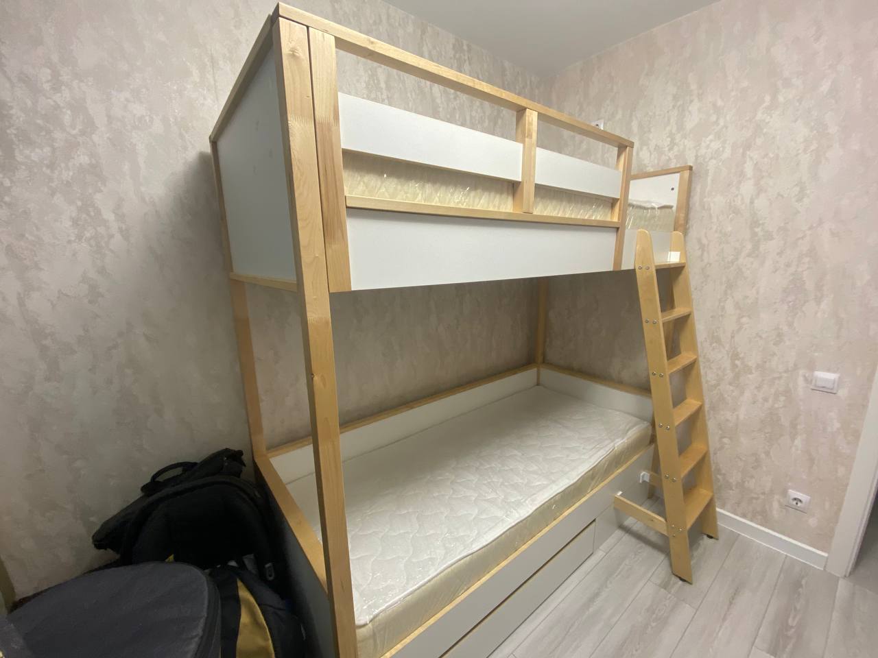 Продам двухэтажную кровать с матрасами - Для дома и дачи в Владивосток