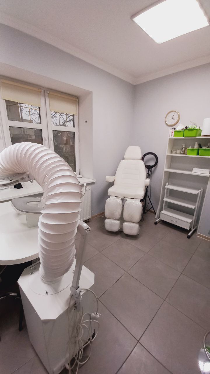 Сдам место мастеру маникюра-педикюра - Услуги в Калининград