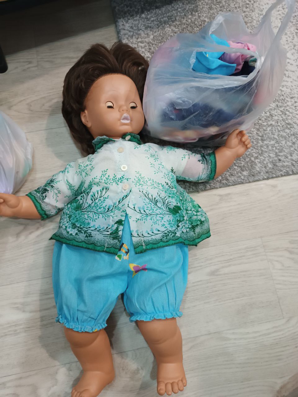 Отдам большую куклу с одеждой - Товары для детей в Тюмень