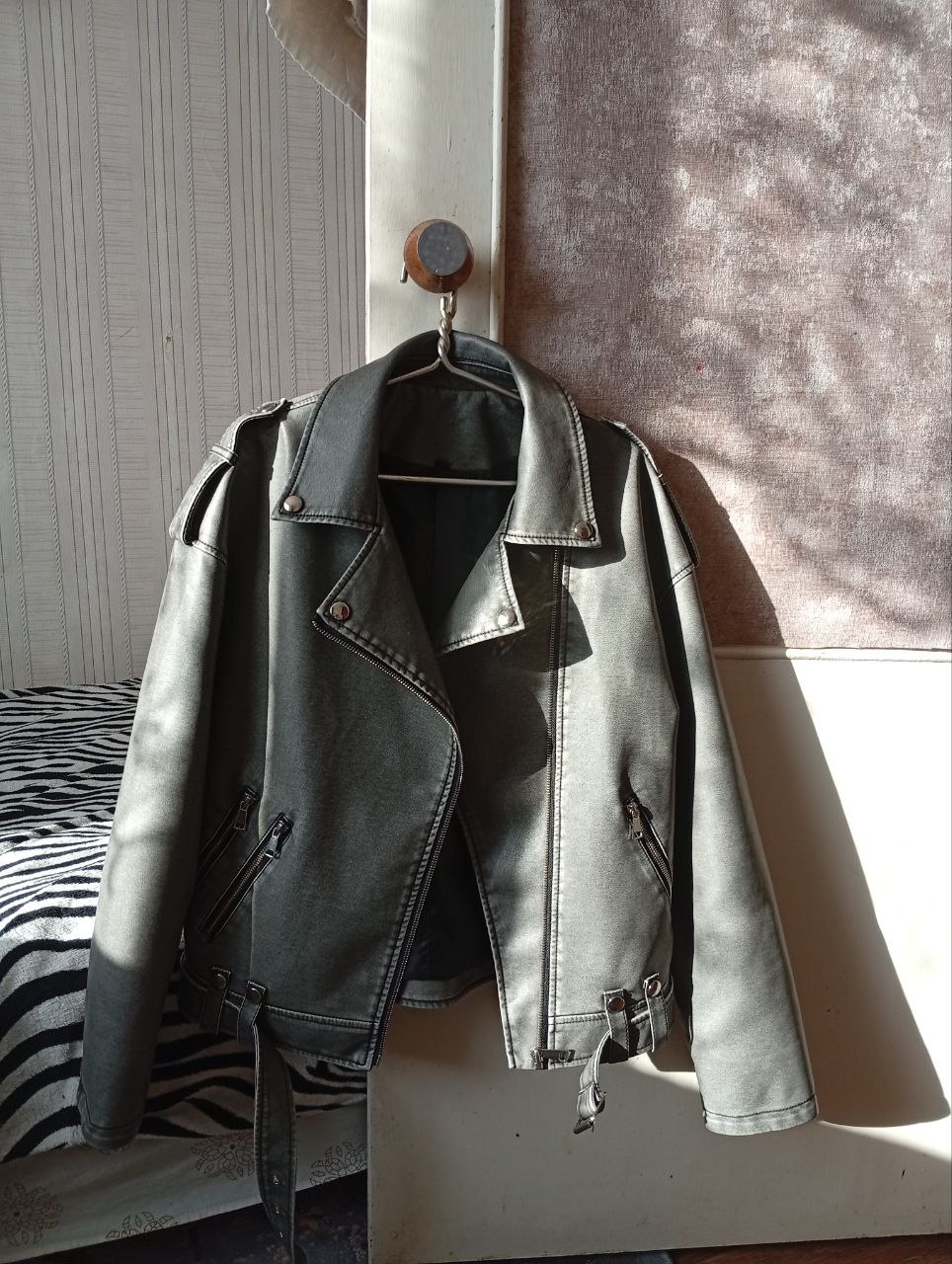 Женская куртка косуха серого цвета - Одежда в Братск - фото 2