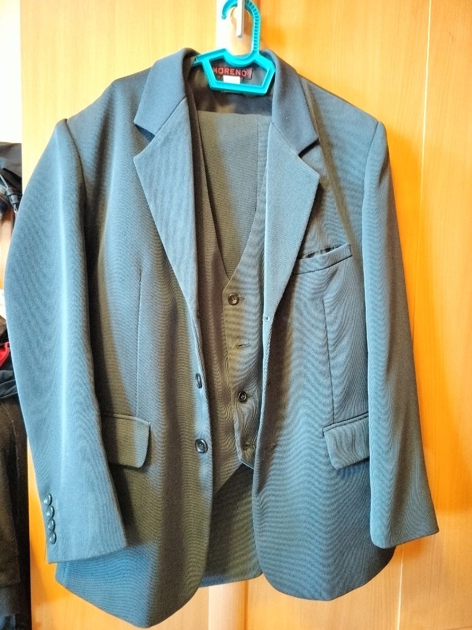 Костюм тройка б/у темно-серый - частное объявление в Нижневартовск