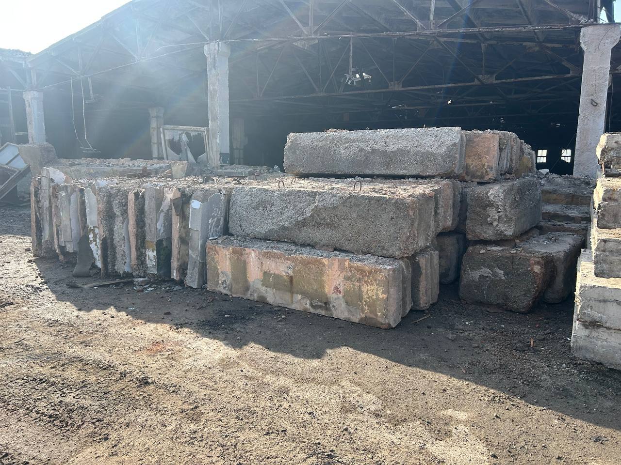 Двери в отличном состоянии с петлями - Для дома и дачи в Братск