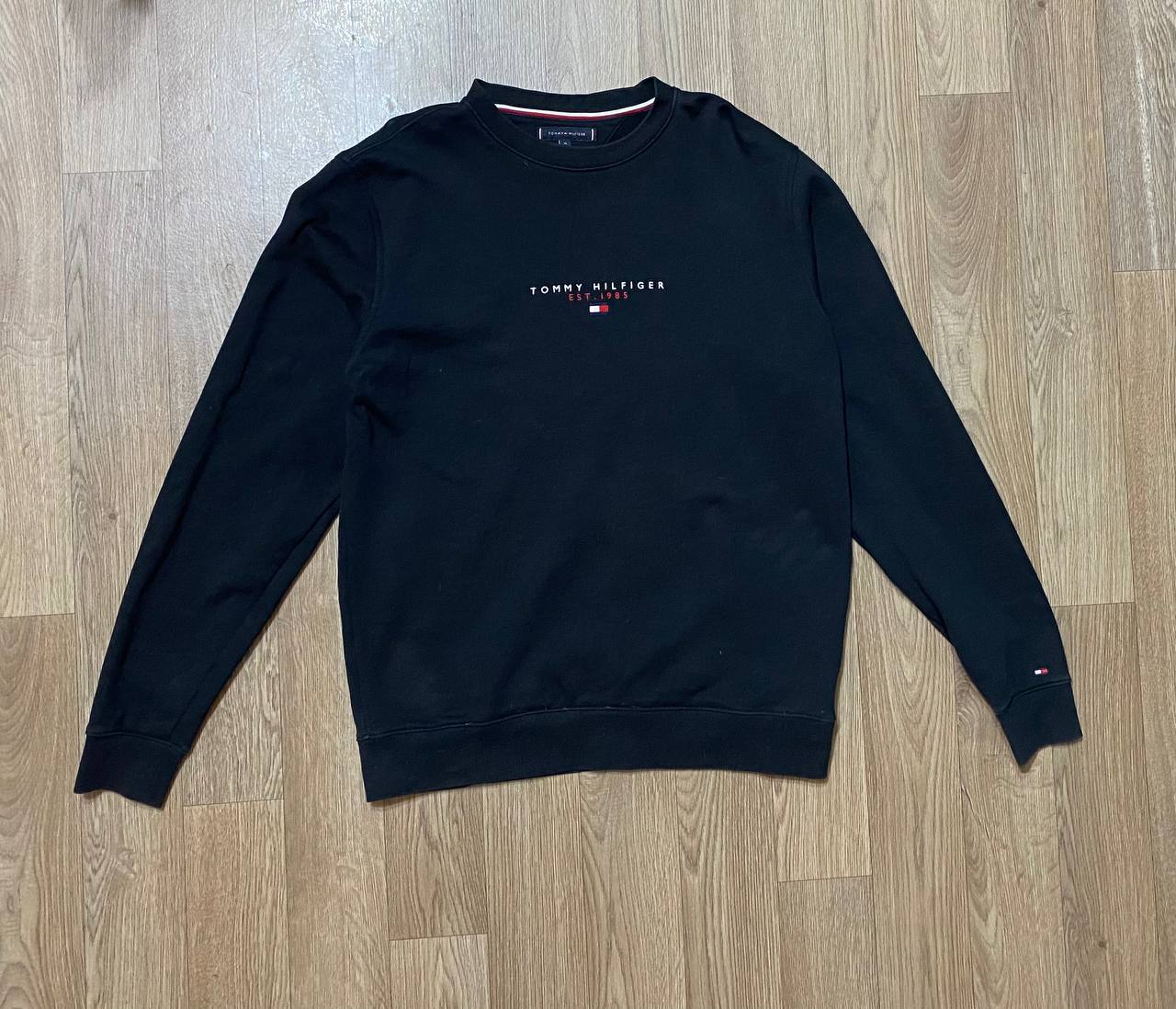 Аукцион на свитшот Tommy Hilfiger - Одежда в Астрахань