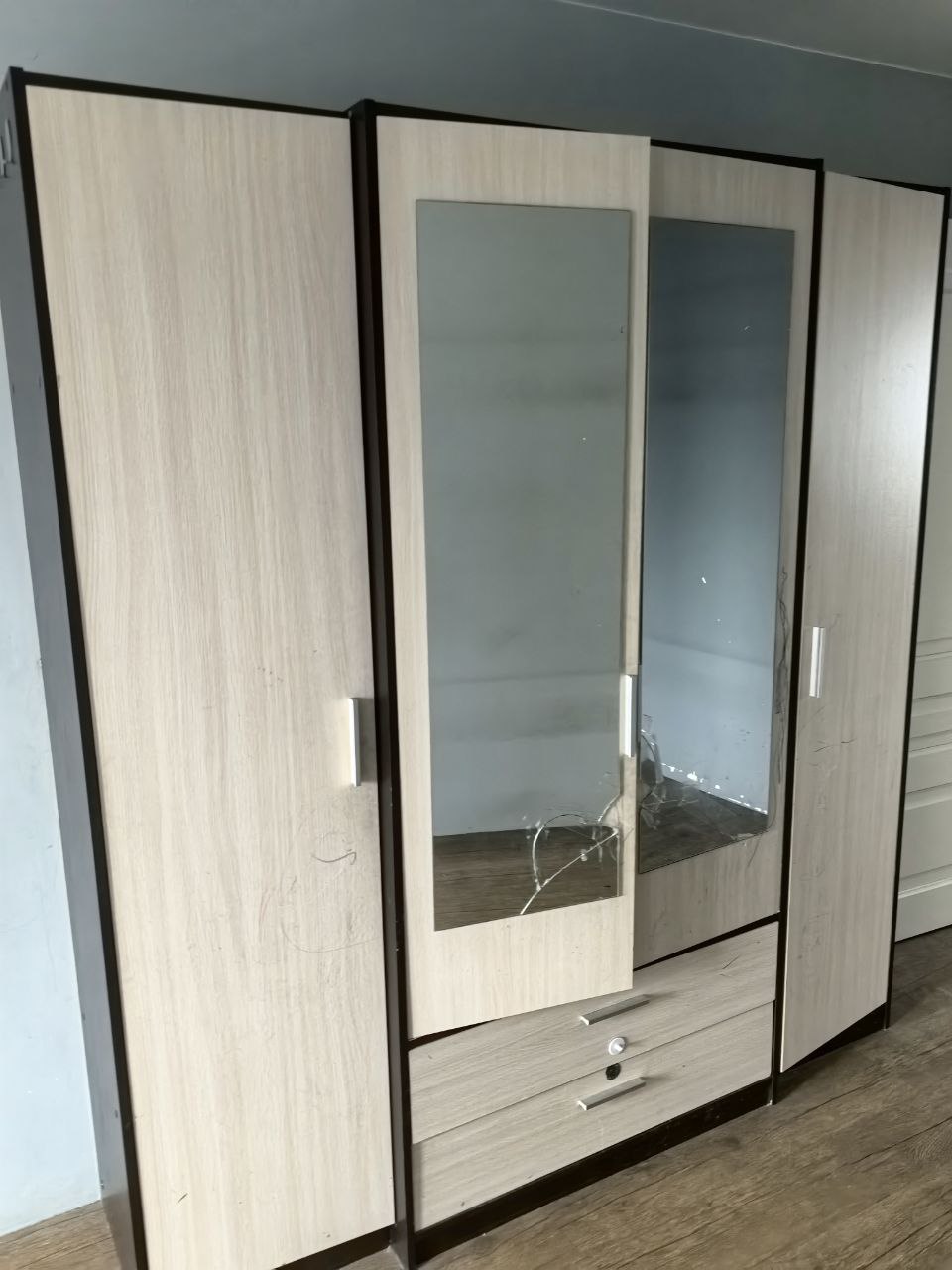 Отдам шкаф с поврежденными зеркалами - частное объявление в Улан-Удэ