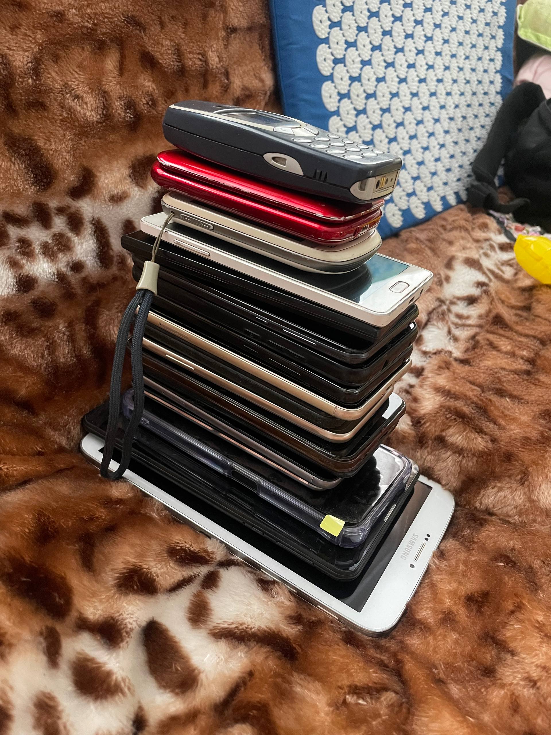 Продажа телефонов кнопочных и сенсорных - Электроника в Улан-Удэ