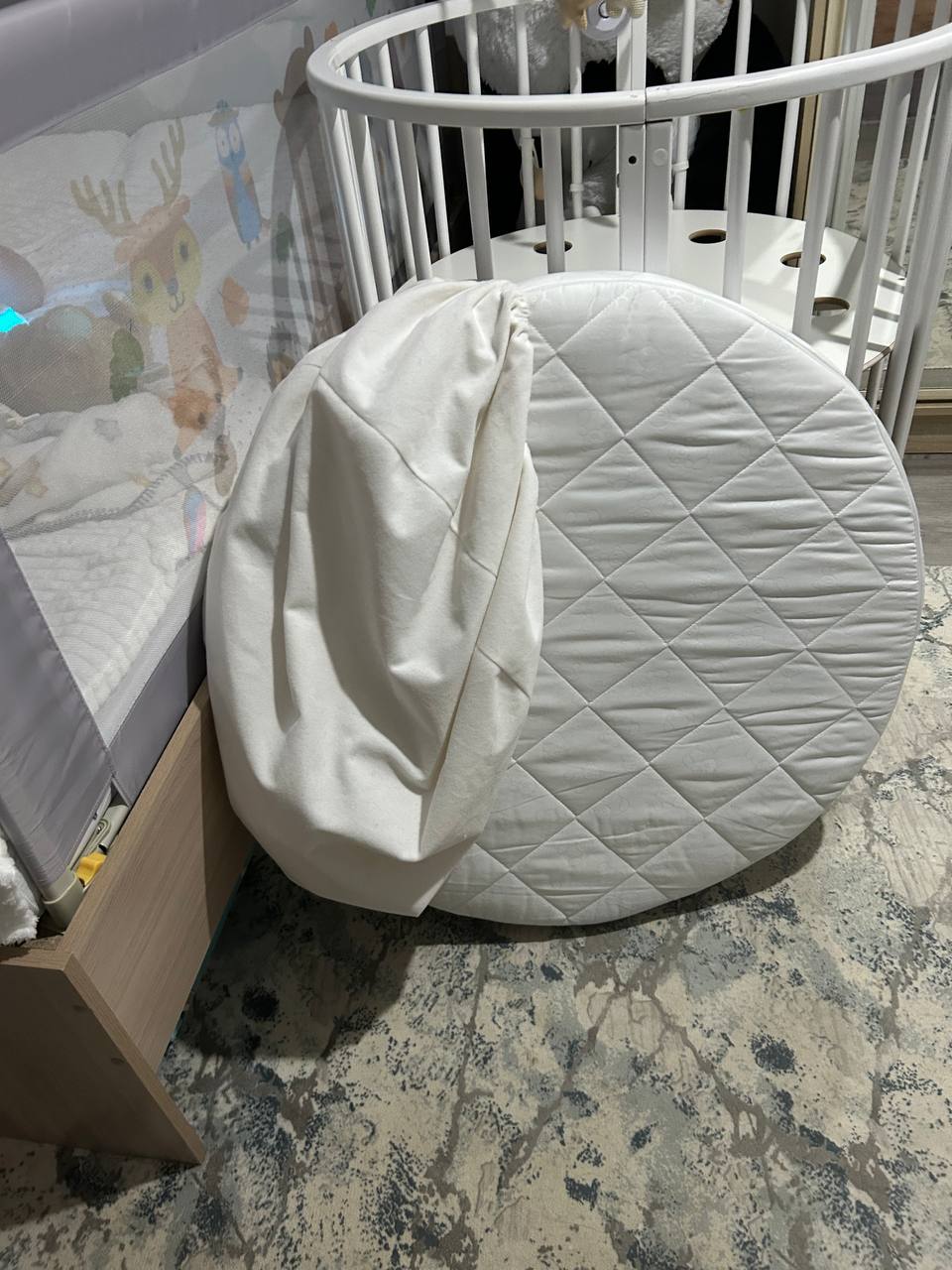 Продам круглый матрасик с непромокаемым намотрасником - Товары для детей в Сургут