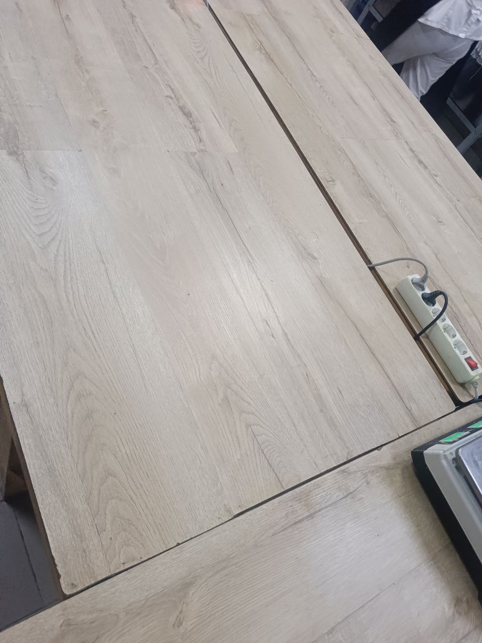 Продается стол деревянный с ламинатом - Для дома и дачи в Тюмень