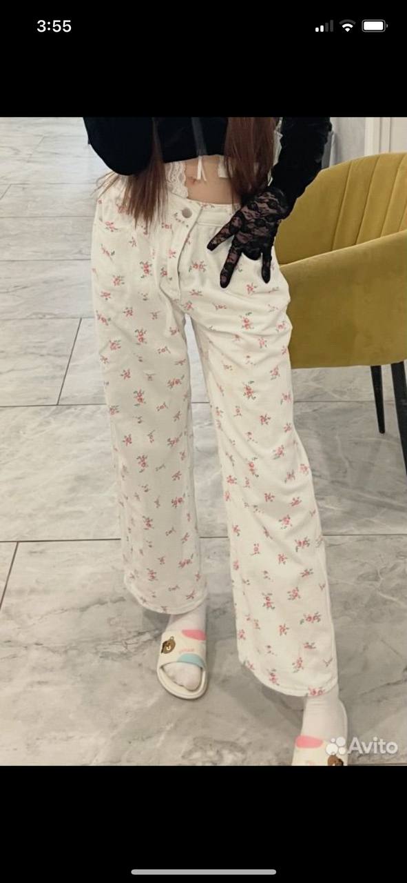 Джинсы белые новые с цветочным принтом - Одежда в Тюмень