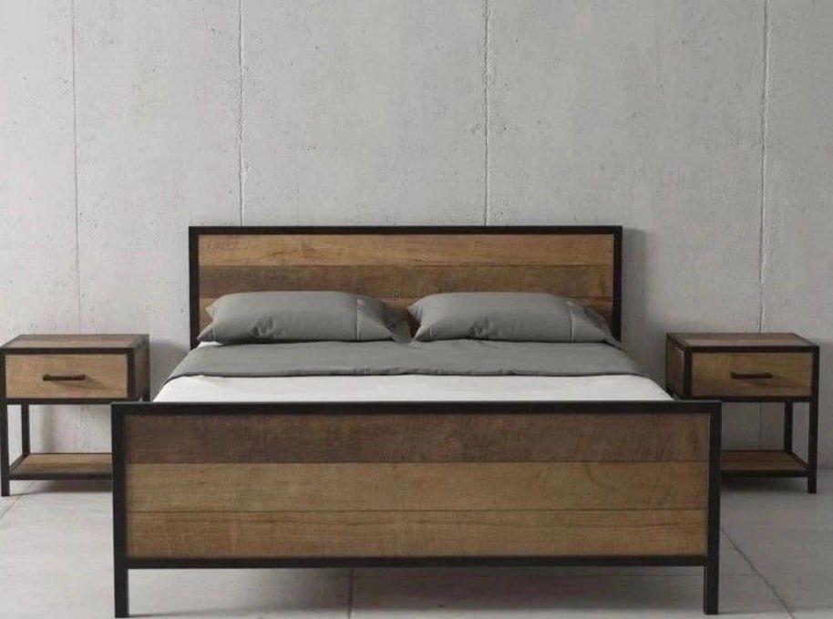 Двухспальная кровать с металлическим каркасом и тумбочками - частное объявление в Смоленск