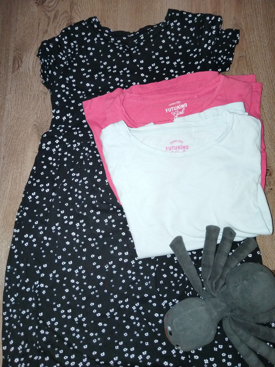 Футболки и платье в цветочек - Одежда в Красногорск